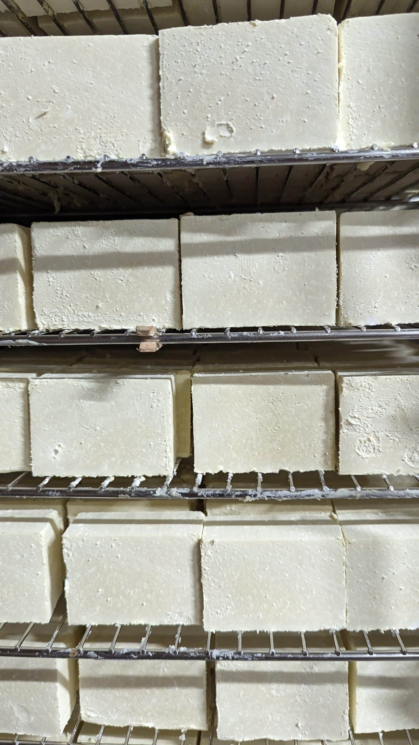 Cure du savon à froid en chambre de séchage sur grille