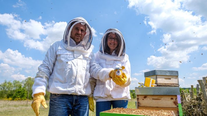 Un couple d'apiculteurs